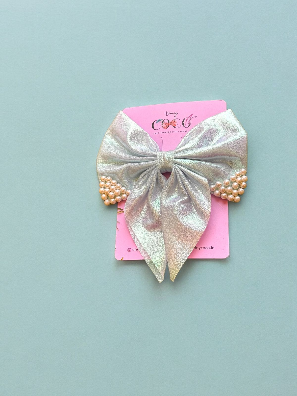 Two-Tone Elegance: Double Pearl Hair Pin